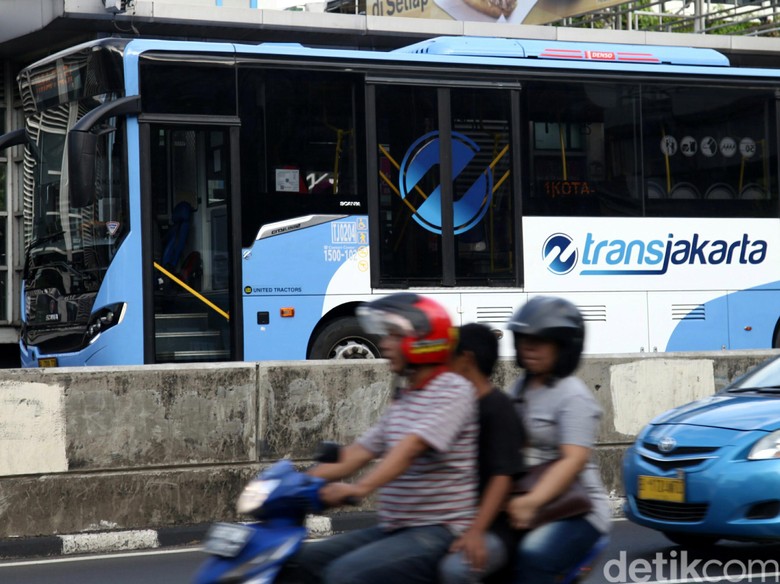 Melahirkan di Dalam TransJ, Penumpang Dilarikan ke RS 