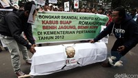 Mereka menuntut KPK memeriksa Romahurmuziy, terkait pengurusan pemenangan lelang proyek kopi dan jagung di kementrian pertanian.