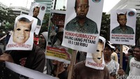 Puluhan orang menggelar demonstrasi di depan gedung KPK, Jakarta, Selasa (12/1/2016), terkait pengurusan pemenangan lelang proyek kopi dan jagung di kementrian pertanian.