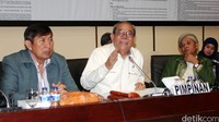 Ketua Komisi II DPR Rambe Kamarulzaman (tengah) memberikan keterangan pers terkait fit and proper test (uji kelayakan) calon anggota Ombudsman di Kompleks Parlemen Senayan, Jakarta, Selasa (12/1/2016). Lamhot Aritonang/detikFoto.