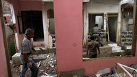 Puluhan rumah di pinggir sungai Ciliwung dibongkar.