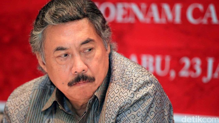 Prof. Dr. Topane Gayus Lumbuun, SH, MH (lahir di Manado, 19 Januari 1948; umur 67 tahun), mengawali kariernya sebagai seorang advokat dengan membuka Kantor Hukum Gayus Lumbuun & Associates. Sebagai seorang Advokat, Gayus dapat dikategorikan sebagai seorang Advokat yang berhasil, berbagai kasus dan klien perusahaan papan atas pernah menjadi kliennya.