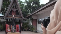 Si Gale-gale pun menjadi atraksi wisata di Pulau Samosir. Cukup dengan biaya Rp 80 ribu, wisatawan bebas memotret dan menari bersama dengan menggenakan ulos (Afif/detikTravel)