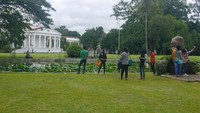 Tepian kolam di dekat Istana Bogor seringkali ramai oleh pengunjung. Mereka banyak yang duduk-duduk santai, ada juga yang asyik foto-foto (Kurnia/detikTravel)