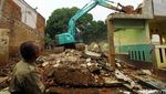 Puluhan rumah di Bantaran Sungai Ciliwung Dibongkar