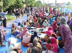 Lapindo Batal Ngebor Lagi Disyukuri Warga dengan Tumpengan