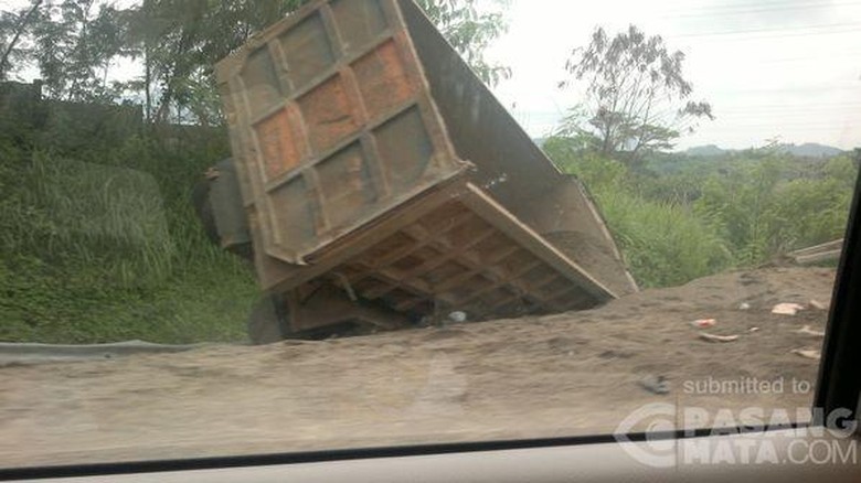 Truk Sundul Truk di Pekalonga, 1 Orang Luka Parah Truk Sundul Truk di Pekalonga, 1 Orang Luka Parah