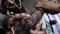  Ia memberikan sebuah senjata dari Suku Dayak kepada KPK.