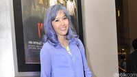 Ardina Rasti bergaya serba biru keunguan, mulai dari rambut hingga baju. Pool/Noel/detikFoto.
