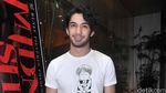 Reza Rahadian Tampil Kasual, Tetap Keren?