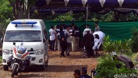 Pembongkaran makam ini dilakukan untuk keperluan autopsi.