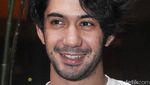 Reza Rahadian Tampil Kasual, Tetap Keren?