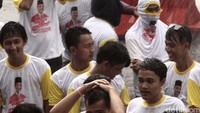 Mereka juga memakai kaos yang sama.
