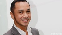 Ia tersenyum saat fotografer mengabadikan gambarnya. Pool/Gus Mun/detikFoto.