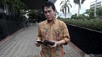 Gunaral Suprihadi berjalan meningalkan gedung KPK.
