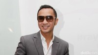 Giring yang bergaya dengan kacamata hitam tampil necis dengan kemeja putih dan setelan abu-abu serta sepatu coklat. Pool/Gus Mun/detikFoto.