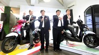 Presdir AHM, Toshiyuki Inuma didampingi jajaran direksi lainnya, saat meluncurkan Honda yaitu BeAT Pop.