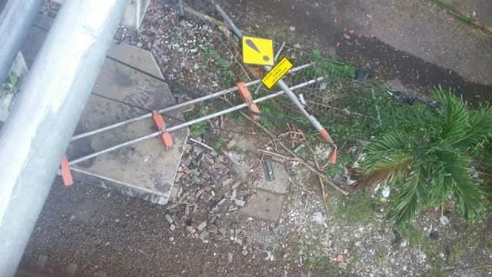 Sebuah Mobil Tabrak Pembatas Flyover dan Jatuh ke Bawah