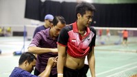 Punggung Tantowi Ahmad dipasangi alat untuk melakukan tes biomekanik.