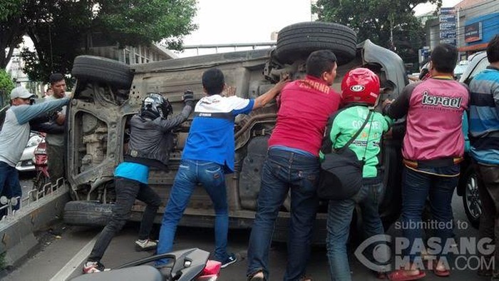 Mobil Terbalik di Matraman, Pengemudi dan Penumpang Selamat