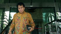 Anggota DPRD Banten periode 2014-2019 Gunaral Suprihadi keluar gedung KPK usai menjalani pemeriksaan.