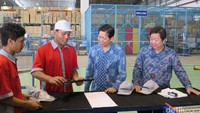 President Director NMI, Steve Ardianto dan Vice President After-Sales, TCS, Product Planning NMI, Teddy Irawan meresmikan Nissan Datsun Mobile Service. (Foto: Niken Purnamasari)