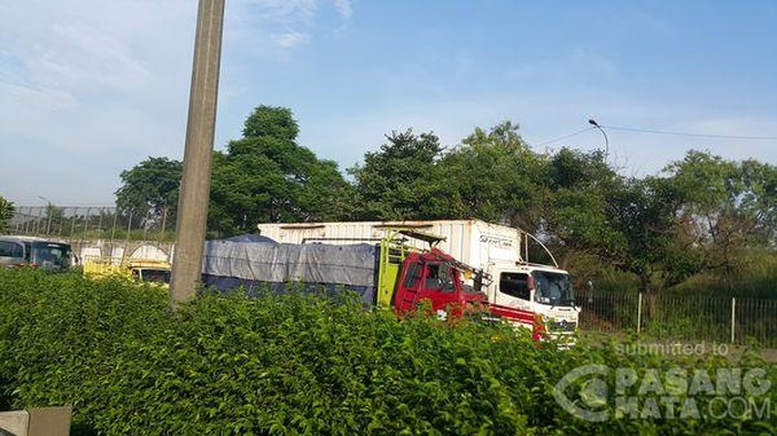 Kecelakaan Truk di Tol JORR KM 32, Lalin Arah Cikunir Padat