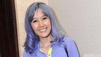 Rasti tampil dengan blus biru keunguan yang senada dengan warna rambutnya. Pool/Noel/detikFoto.