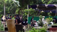 Penyidik mencari pembuluh darah tulang belakang.