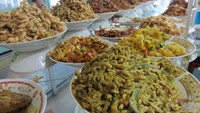 Tempat makan nasi memuaskan yang juga jadi buruan awak media adalah warteg. Ada nasi hangat dengan aneka lauk rumahan menggugah selera. Kelebihannya lagi, harganya ramah di kantong. Foto: detikFood