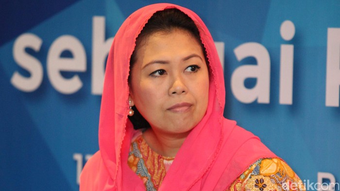 Yenny Wahid yang bernama lengkap Zannuba Ariffah Chafsoh Rahman Wahid (lahir di Jombang, Jawa Timur, 29 Oktober 1974. Yenny Wahid adalah anak kedua dari pasangan Abdurrahman Wahid dan Sinta Nuriyah. Ia mempunyai seorang kakak, Alisa Wahid dan dua orang adik, Anita Wahid dan Inayah Wahid.