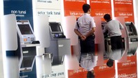 Pengisian ATM ini dengan penjagaan ketat petugas keamanan.