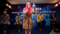 Direktur Wahid Institute Yenni Wahid bersama pendiri Mens Republik Yasa Singgih (kiri), penemu mencuci mobil tanpa air Elihu Nugroho (kedua kiri) dan pelopor wisata Gua Pindul Yogyakarta Yudan Hermawan (kanan) berbagi pengalaman dalam diskusi tersebut.