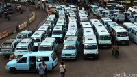 Calon penumpang melintas dekat antrean angkutan kota (angkot) di Terminal Kampung Melayu, Jakarta, Rabu (13/1/2016). 