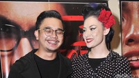 Saat ditanya hubungannya dengan perempuan tersebut, Derby hanya tersenyum. Pool/Noel/detikFoto.