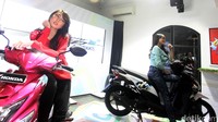 New Honda BeAT Pop eSP hadir dengan desain stripe terbaru yang atraktif. Tampilan terbaru skutik ini dipersembahkan untuk remaja yang menginginkan motor berdesain fun dan atraktif.