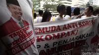 Mereke menuntut KPK mengusut Romahurmuziy yang mereka nilai terlibat kasus korupsi pengadaan 7.000 Unit Light Trap (Lampu perangkap hama serangga).