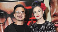 Derby Romero tak hadir sendiri di premiere film Midnight Show. Ia tampak menggandeng seorang perempuan cantik. Pool/Noel/detikFoto.