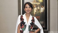 Acha Septriasa tampak chic dalam balutan cape dress. Pool/Noel/detikFoto.