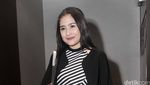 Ardina Rasti Serba Biru Keunguan, Derby Romero Gandeng Cewek Cantik