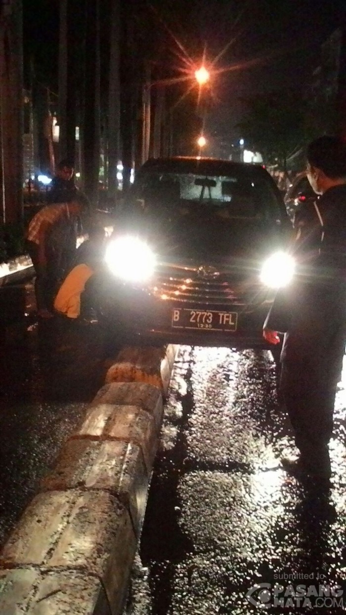 Xenia Tersangkut di Separator di Kelapa Gading