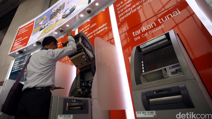 Petugas melakukan pengisian uang tunai di mesin Anjungan Tunai Mandiri (ATM) Bank Negara Indonesia (BNI) di Kantor Pusat Bank BNI, Jakarta, Rabu (13/1/2016). Rachman Haryanto/detikcom.