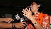 Rinelda memberikan keterangan sebelum meninggalkan gedung KPK.