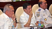 Menteri Perhubungan Ignasius Djonan dan Menteri PU Mochamad Basuki Hadimuljono terlihat menyimak pertanyaan para anggota Komisi V. Lamhot Aritonang/detikcom.