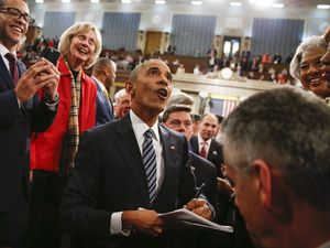 Momen Terakhir Obama di Kongres: Sindir Trump, Senyum dan Tanda Tangan