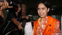 Rinelda keluar gedung KPK usai menandatangani berkas perpanjangan masa penahanan.
