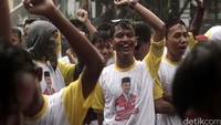 Puluhan orang berdemo di depan gedung KPK, saat hujan deras mengguyur.
