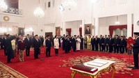Presiden Jokowi melantik 13 Duta Besar Luar Biasa dan Berkuasa Penuh (LBBP) untuk negara sahabat. Salah satu yang dilantik adalah politikus PDIP Alexander Litaay. Cahyo/Setpres.