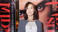 Andrea memadukan gaya santainya dengan aksesori kalung, clutch, dan sneaker putih. Pool/Noel/detikFoto.