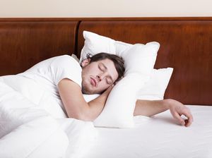 Kebiasaan Tidur Paling Unik: Telanjang, Berkelompok, hingga Cari Muka